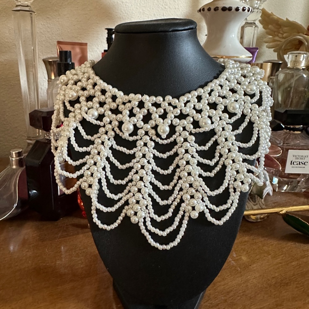 Elegant Pearl Necklace - Acrylic